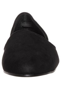 Des chaussures à enfiler en daim noir avec un bout rond, une texture lisse, un design minimaliste et une bande élastique subtile sur le dessus pour un bon ajustement.