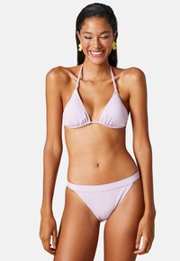 Ljuslila bikini med en texturerad tyg, som har en triangulär topp och lågt skurna bottnar, som framhäver kroppen med minimal hårdvara.