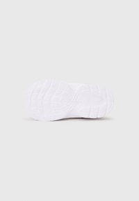 Talpa de sneaker albă cu un model texturat, având șanțuri adânci și accente circulare pentru tracțiune. Materialul pare a fi cauciucat și neted.
