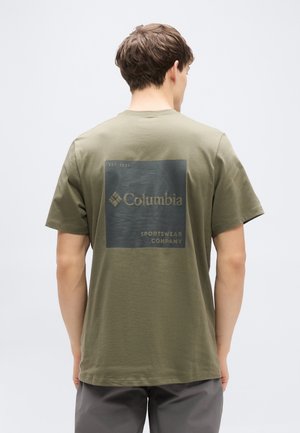 Camiseta de algodón color verde oliva con un gráfico rectangular negro que muestra "Columbia" y "Sportswear Company" en letras doradas en la parte trasera.