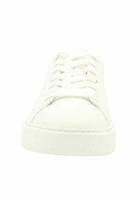 Sneaker bianco con tomaia in pelle liscia, punta tonda e lacci piatti. Caratterizzato da una suola in gomma spessa con un design minimalista e senza loghi visibili.