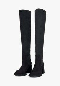 Zwarte kniehoge laarzen van suede, met een blokhak, zijritsen en een gladde textuur zonder zichtbare patronen.