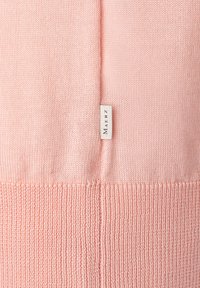 Maglione lavorato a maglia in morbido materiale rosa chiaro. Caratterizzato da una texture liscia con orli a coste e un piccolo etichetta del marchio lungo la cucitura laterale.