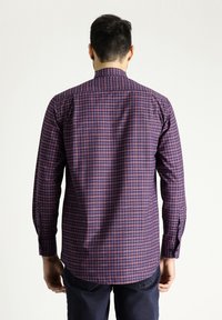 Camicia a maniche lunghe a scacchi con un motivo a rete blu navy e bordeaux. Realizzata in un tessuto leggero con colletto classico e polsini abbottonati.