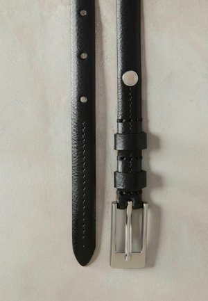 Cintura in pelle nera con texture liscia, fibbia rettangolare argentata e quattro fori di regolazione, caratterizzata da un piccolo bottone decorativo.