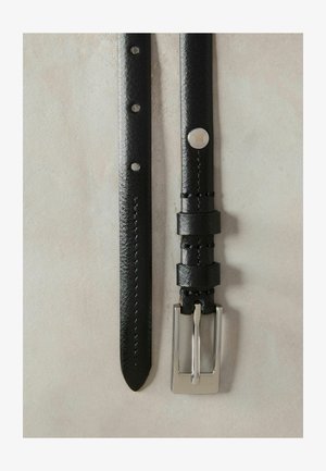 Crni kožni remen s glatkom teksturom, srebrnom pravokutnom kopčom i četiri rupe za podešavanje, s malim ukrasnim gumbom.