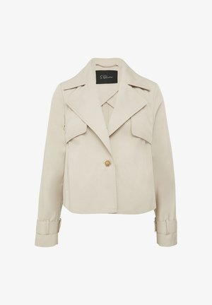 Beige cropped jack met een gladde stof. Heeft een brede kraag, twee voorzakken en een enkele gouden knoopsluiting.