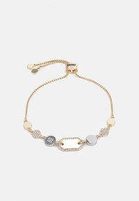 Bracciale in tono oro con forme interconnesse, tra cui esagoni e cerchi, arricchito da accenti in argento e strass incastonati. Chiusura regolabile.