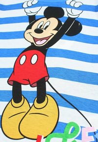 Design de Mickey Mouse sur un fond à rayures bleues et blanches, avec un short rouge, des chaussures jaunes et une expression joueuse.