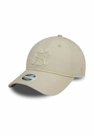 Cappellino da baseball beige in tessuto, con logo ricamato, visiera curva, fori di ventilazione e un adesivo con la taglia sulla visiera.