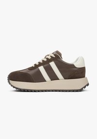 Brązowe sportowe sneakersy z mieszanką materiałów, w tym skóry i zamszu, z białymi paskami, teksturowaną podeszwą i amortyzowaną wkładką.