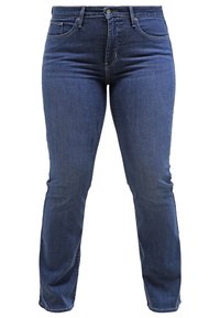 Jeans azul oscuro de mezclilla, con un corte recto clásico, cinco bolsillos y un cierre frontal con un botón y un remache de metal.