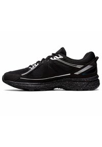 Pantofi sport negri cu parte superioară din plasă și piele întoarsă, accente reflective, talpă căptușită cu un model marmorat și sistem de legare cu șireturi.