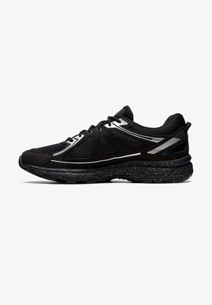 Scarpe sportive nere con tomaia in mesh e camoscio, accenti riflettenti, suola ammortizzata maculata e design con lacci.