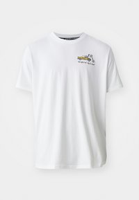 Hvid bomulds T-shirt med et gult lastbil grafik og tekst. Rund halsudskæring og korte ærmer. Glat tekstur, afslappet pasform.
