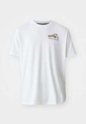 Witte katoenen t-shirt met een gele vrachtwagengrafiek en tekst. Ronde hals en korte mouwen. Glad textuur, ontspannen pasvorm.