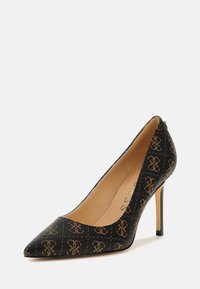 Pump nera a punta con stampa logo marrone, texture liscia, sottile tacco a stiletto e fodera interna beige.