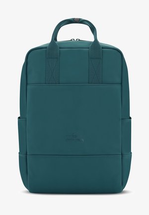 Zielony plecak wykonany z trwałego materiału, z wyściełanymi uchwytami, gładką powierzchnią i kieszeniami bocznymi. Posiada subtelne tłoczone logo.