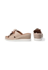 Beige wedge sandalen met een gestructureerde middenzool, strikdetail en open teen ontwerp. Glad leren bovenwerk met subtiele stikselaccenten.
