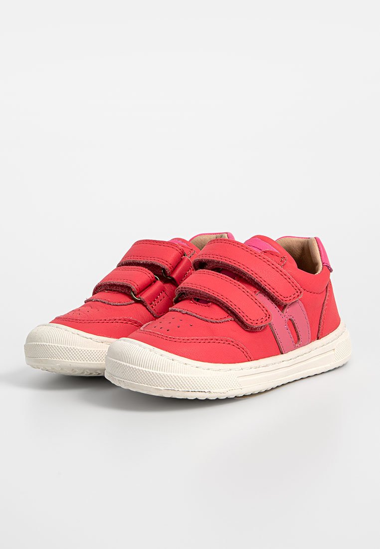 Rote Lederschuhe mit doppelten Klettverschlussriemen, einer strukturierten weißen Gummisohle und pinken Akzenten an den Seiten. Rundliche Zehenform.