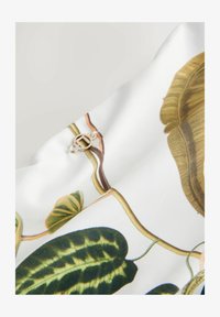 Izbrano, cream floral