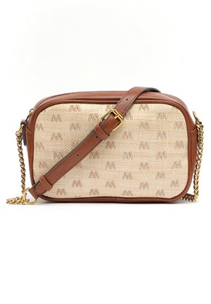 Rechteckige beigefarbene gewebte Umhängetasche mit braunen Lederbesätzen, verstellbarem Riemen, goldener Schnalle und goldener Kettendetail.