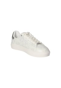 Weiße Sneaker mit strukturierter Oberfläche, metallischem Fersenakzent, flachen Schnürsenkeln und Gummisohle. Klassisches Low-Top-Design.