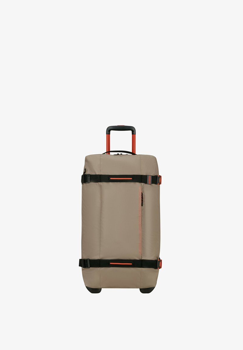 Beige rulleduffel bag med sorte stropper og detaljer, orange lynlås og teleskophåndtag. Har en struktureret form og tekstureret overflade.