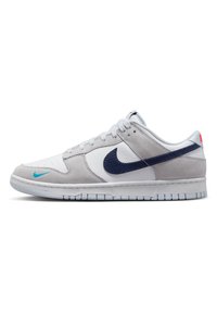 Nike Dunk-sneakers i grått, vitt och marinblått. Funktioner i läder och mocka, rundad tå, vadderad krage och gummisulor med strukturerade mönster.
