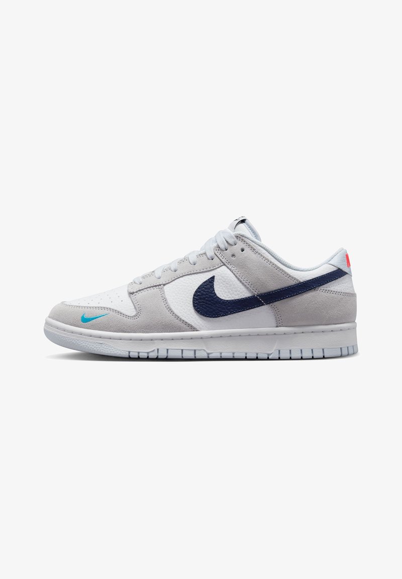 Nike Dunk-sneakers i grått, vitt och marinblått. Funktioner i läder och mocka, rundad tå, vadderad krage och gummisulor med strukturerade mönster.