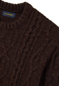 Pull marron en maille avec encolure ronde, motif torsadé, et poignets et ourlet côtelés. Étiquette portant la mention "PIOMBO".