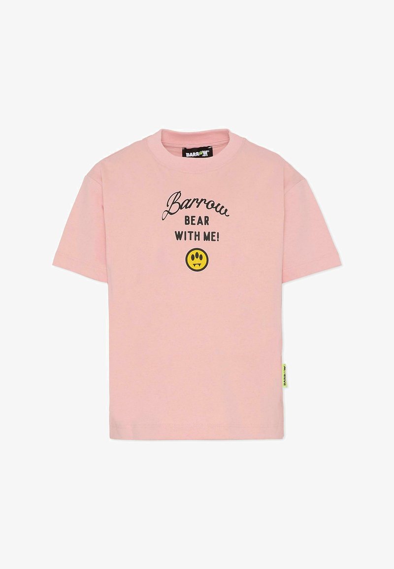 Lichtroze T-shirt met korte mouwen, gemaakt van katoen, met zwarte tekst "Barrow BEAR WITH ME!" en een gele smiley-gezicht graphic. Zijkant label in het groen.