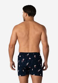 Mannen navy boxershorts met een speels patroon van witte vogels en rode accenten. Elastische tailleband; lichtgewicht, ademende stof.
