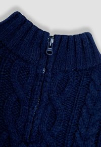 Maglione lavorato a maglia blu navy con colletto alto a coste e chiusura con mezza zip. Presenta motivi a treccia testurizzati su tutta la superficie.