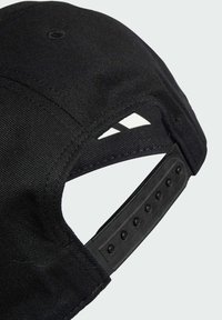 Cappello nero con tessuto testurizzato, dotato di visiera curvata, cinturino regolabile in plastica e fori di ventilazione. Design semplice e minimal.