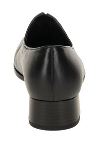 Chaussure en cuir noir avec un bout arrondi, un petit talon carré et une surface lisse. L'intérieur est doublé, montrant un design lisse et sans couture à l'arrière.