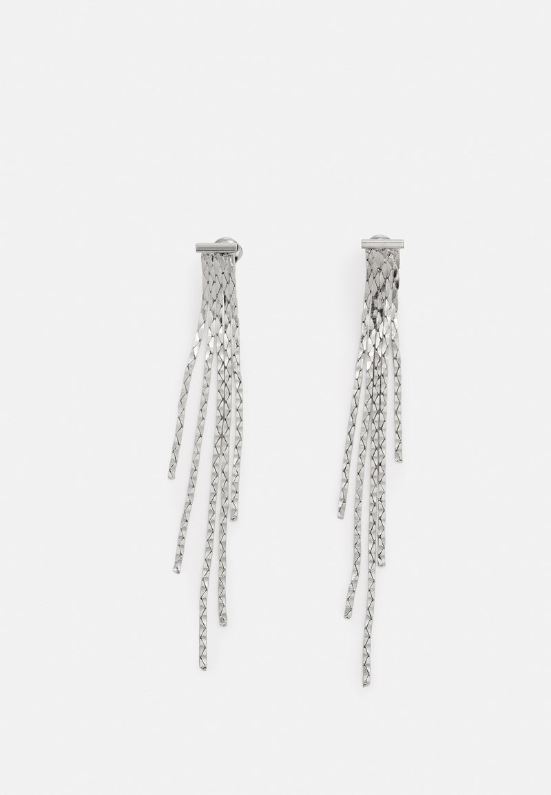 Boucles d'oreilles à pampilles en métal ton argent avec plusieurs brins texturés suspendus à une fermeture clou barre horizontale.