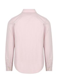 Lichtroze langemouwen shirt van zachte stof, met een klassieke kraag, knoopmanchetten en een afgeronde zoom. De achterzijde toont naaddetails.