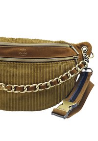 Sac banane en velours côtelé marron avec quincaillerie métallique, poches à double zip et accents en chaîne dorée. Doté d'une sangle en tissu avec branding.