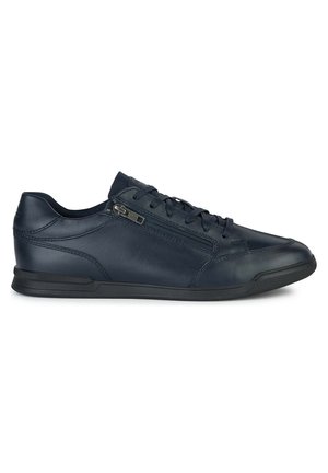 Zapatillas de piel azul marino con cordones en la parte delantera, detalle de cremallera lateral, suela de goma negra de perfil bajo, textura suave y diseño minimalista.
