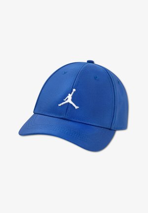 Casquette de baseball bleue avec un logo en silhouette blanche représentant un joueur de basket-ball sautant et tenant un ballon sur le panneau avant.