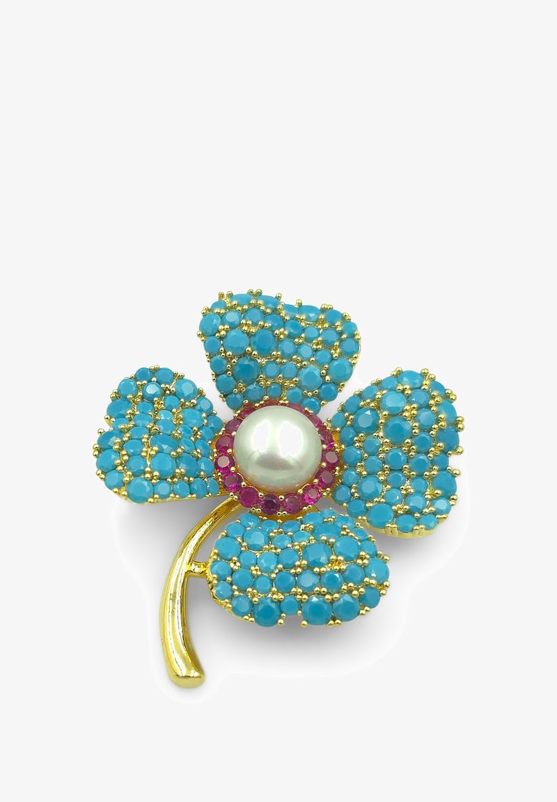 Broche florale turquoise avec un centre en perle et des accents de pierres gemmes roses. Comprend un métal doré, des pierres rondes et un design de pétales texturé.
