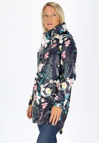 Impermeabile floreale di colore blu scuro, con fiori rosa e bianchi, cappuccio regolabile, chiusura con zip e tasche laterali. Materiale liscio e impermeabile.