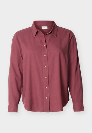 Chemise à manches longues boutonnée en bordeaux atténué avec col et boutons beige, présentée sur un fond blanc.