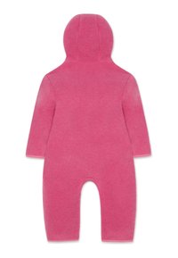 Roze fleece jumpsuit met een capuchon, lange mouwen en gesloten voeten. Glad textuur met een effen kleurafwerking en geen zichtbare hardware of patronen.