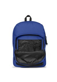 Modrý batoh s hlavní přihrádkou a přední kapsou. Vyroben z textilie, obsahuje zipy a má vnitřní síťované organizační kapsy.