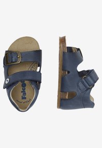 Navy lädersandaler med justerbar spänne och kardborreband; vadderad innersula; öppna sidor; flexibel gummisula.