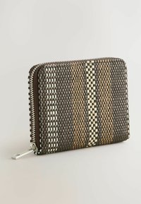 Portafoglio intrecciato con un motivo a strisce marrone scuro e beige, superficie testurizzata, cerniera in metallo e accenti bianchi a contrasto.
