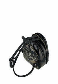 Mochila negra hecha de cuero texturizado con diseños gráficos. Presenta múltiples compartimentos con cremallera y correas ajustables.