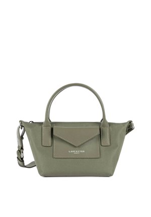 Petit sac à main vert olive avec deux poignées, rabat de poche avant et bandoulière réglable, de la marque "Lancaster Paris".